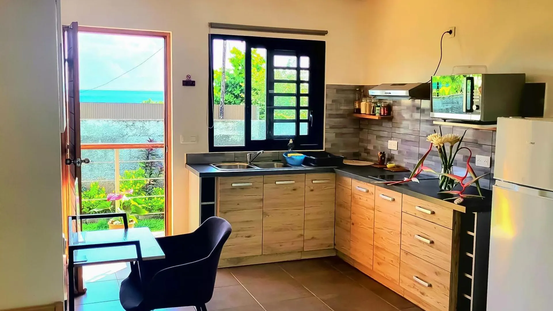 Apartment Teahupo'O Lodge - Studio Climatise Ume Tarei - Canoes Gratuits, Cuisine Avec Vue Sur La Mer Et Terrasse Avec Vue Sur Montagnes Teahupoo